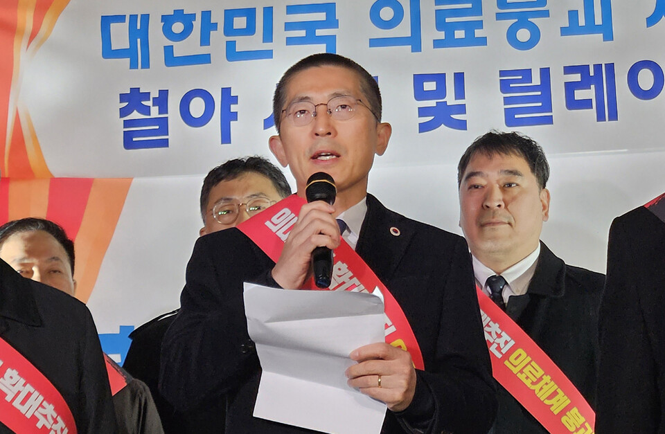 대한의사협회 이필수 회장이 대정부 투쟁 전면에 선다. 이 회장은 지난 6일 기자회견에서 정부에 9·4의정합의 이행을 요구했다(ⓒ청년의사).