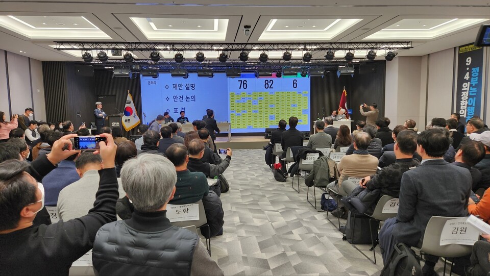 대한의사협회 대의원회는 17일 오전 용산구 회관에서 임시대의원총회를 열고 비상대책위원회 구성안을 상정했지만 부결됐다(ⓒ청년의사).