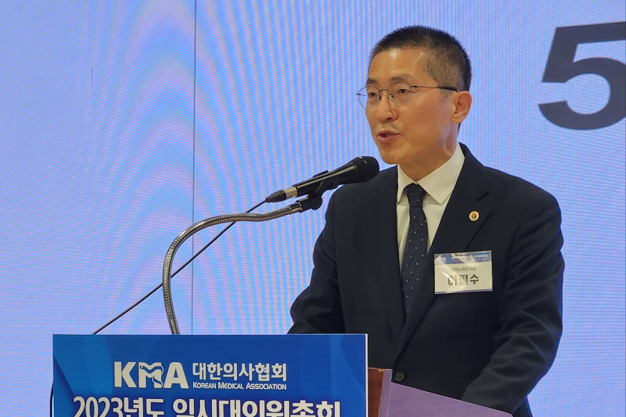 대한의사협회 이필수 회장은 임총에서 집행부 산하 범의료계대책특별위원회에 힘을 실어 달라고 했다(ⓒ청년의사).