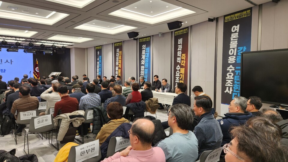 17일 오전 서울 용산 의협 회관에 모인 대의원들은 "분열보다는 단합할 때"라며 새로운 비대위 구성에 반대했지만 이필수 집행부에 대한 불만도 쏟아냈다(ⓒ청년의사).