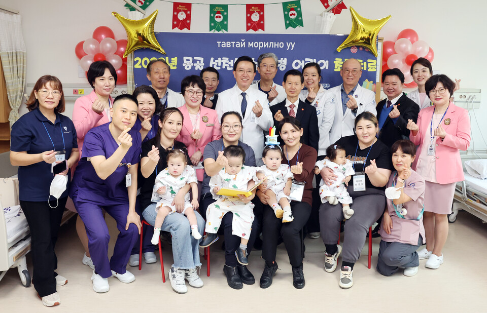 가천대 길병원은 지난 28일 암센터 병동에서 몽골 심장병 어린이 4명의 완치를 기념하는 축하연을 개최했다(사진제공: 가천대 길병원).