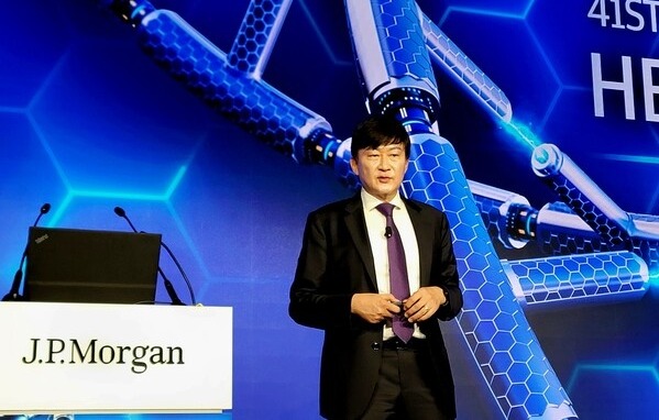 2023 JPMHC 메인 트랙에서 발표하는 삼성바이오로직스 존 림 대표(ⓒKorea Biomedical Review)