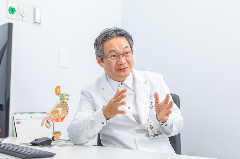 이대비뇨기병원 이동현 원장이 지난 2023년 한 해 동안 인공방광수술 202례를 달성했다(사진제공: 이화여대의료원).