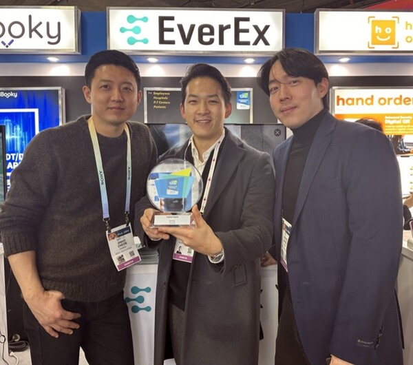 에버엑스는 재활운동치료 솔루션 MORA(모라)로 CES 2024 혁신상을 수상했다. (왼쪽부터) 에버엑스 천진호 이사, 윤찬 대표, 강진우 이사 (사진제공: 에버엑스)