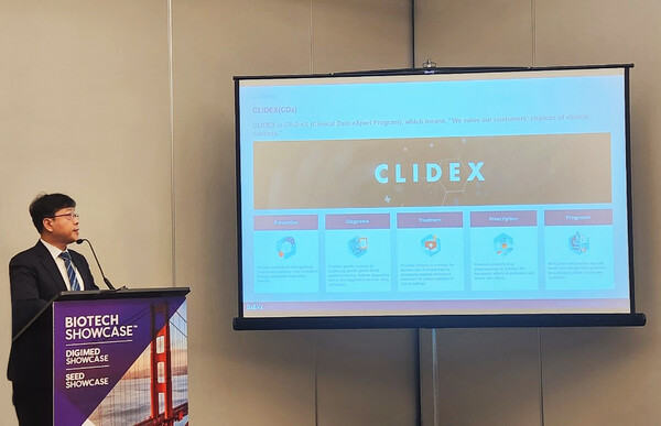 디엑스앤브이엑스 권규찬 대표가 바이오텍 쇼케이스에서 발표하고 있다.