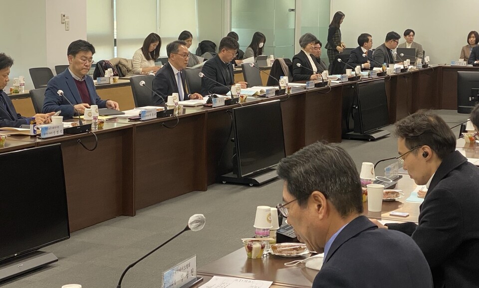 보건복지부는 25일 열린 건강보험정책심의위원회에 '간호간병 통합서비스 제도 개선방안'을 보고했다.