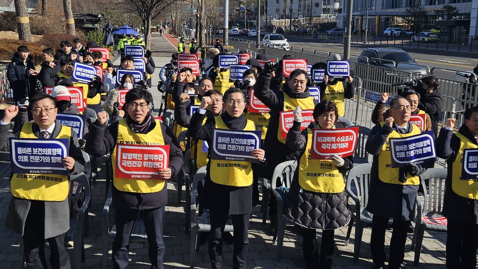 대한의사협회 '대한민국 의료붕괴 저지를 위한 범의료계대책특별위원회'는 25일 용산 전쟁기념관 앞에서  ‘의대 정원 증원 졸속 추진 강력 규탄 집회’를 열었다(ⓒ청년의사).