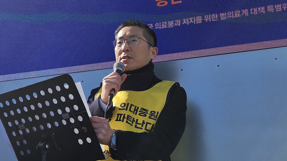 범의료계대책특별위원장인 이필수 회장은 정부가 의대 정원 문제에 대해 주먹구구식으로 일관하고 있다고 지적했다(ⓒ청년의사).