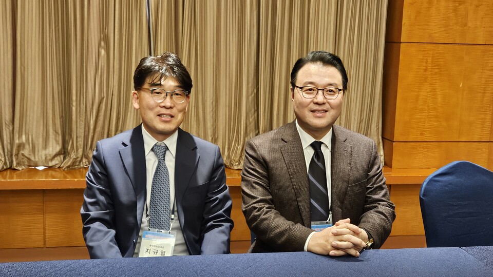 (왼쪽부터)대한신경외과의사회 최규열 총무위원장, 고도일 회장은 28일 서울 스위스그랜드호텔에서 열린 '제37차 춘계학술대회' 기자간담회에 참석했다(ⓒ청년의사).