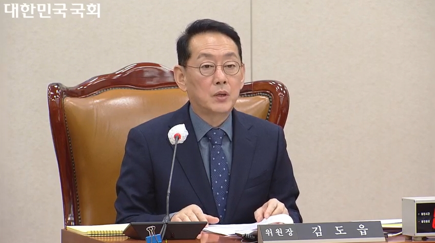 국회 법제사버위원회가 지난달 31일 전체회의를 열고 전공의법 개정안 등 법안 82건을 상정해 71건을 의결했다(사진출처: 국회 영상회의록시스템).