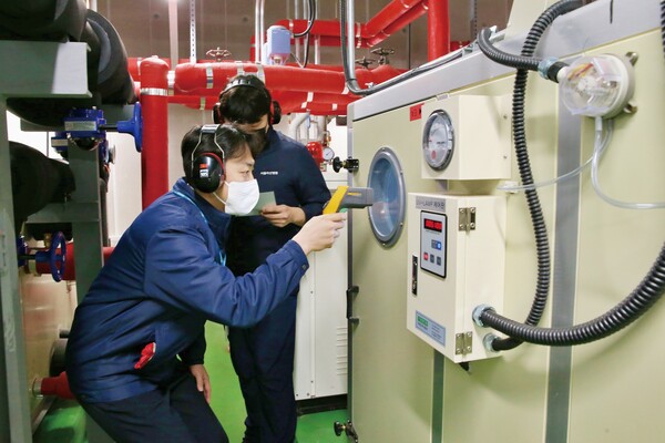 서울아산병원 직원이 에너지 절감을 위해 설치한 폐열회수 장비를 점검하고 있는 모습(사진 제공 : 서울아산병원).