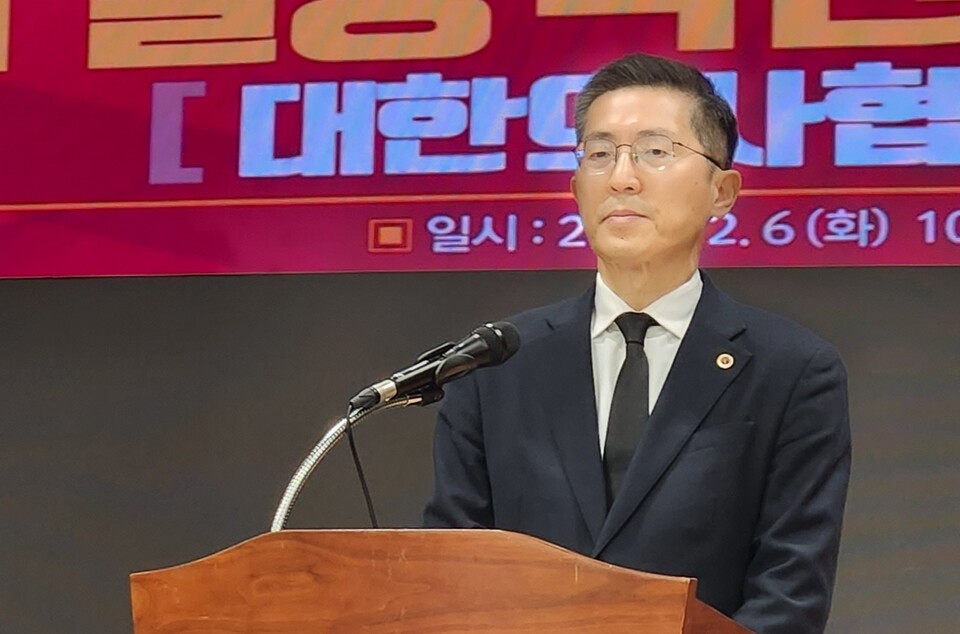 대한의사협회 이필수 회장은 6일 긴급 기자회견을 갖고 정부가 의대 정원 증원 규모를 발표하면 총파업에 돌입하겠다고 밝혔다(ⓒ청년의사).