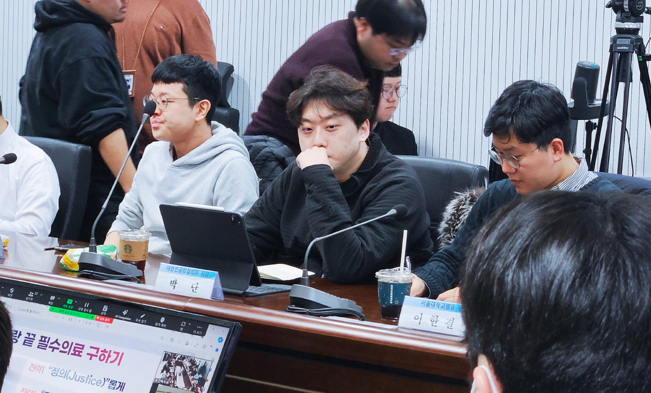 박단 대한전공의협의회장이 사직 의사를 밝힌 것을 두고 엇갈린 반응이 나온다. 사진은 지난 12월 보건복지부가 주최한 '전공의와 대화' 현장에서 대기 중인 박단 회장 모습(ⓒ청년의사).