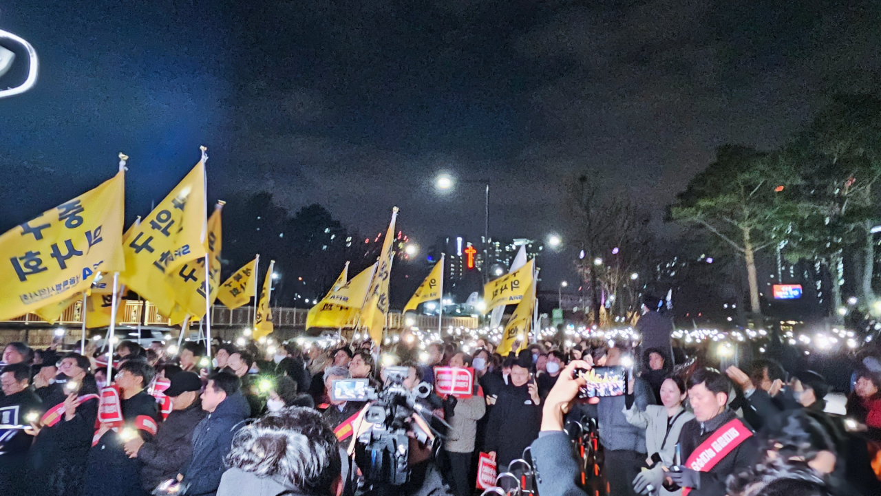 궐기대회 참석자들이 항의 표시로 맞은편 대통령실을 향해 일제히 휴대전화 백라이트를 밝혔다(ⓒ청년의사).