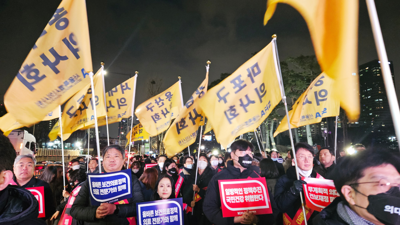 서울시의사회는 15일 용산 대통령실 앞에서 궐기대회를 개최하고 의대 정원 증원과 필수의료 패키지 정책 철회를 요구했다(ⓒ청년의사).