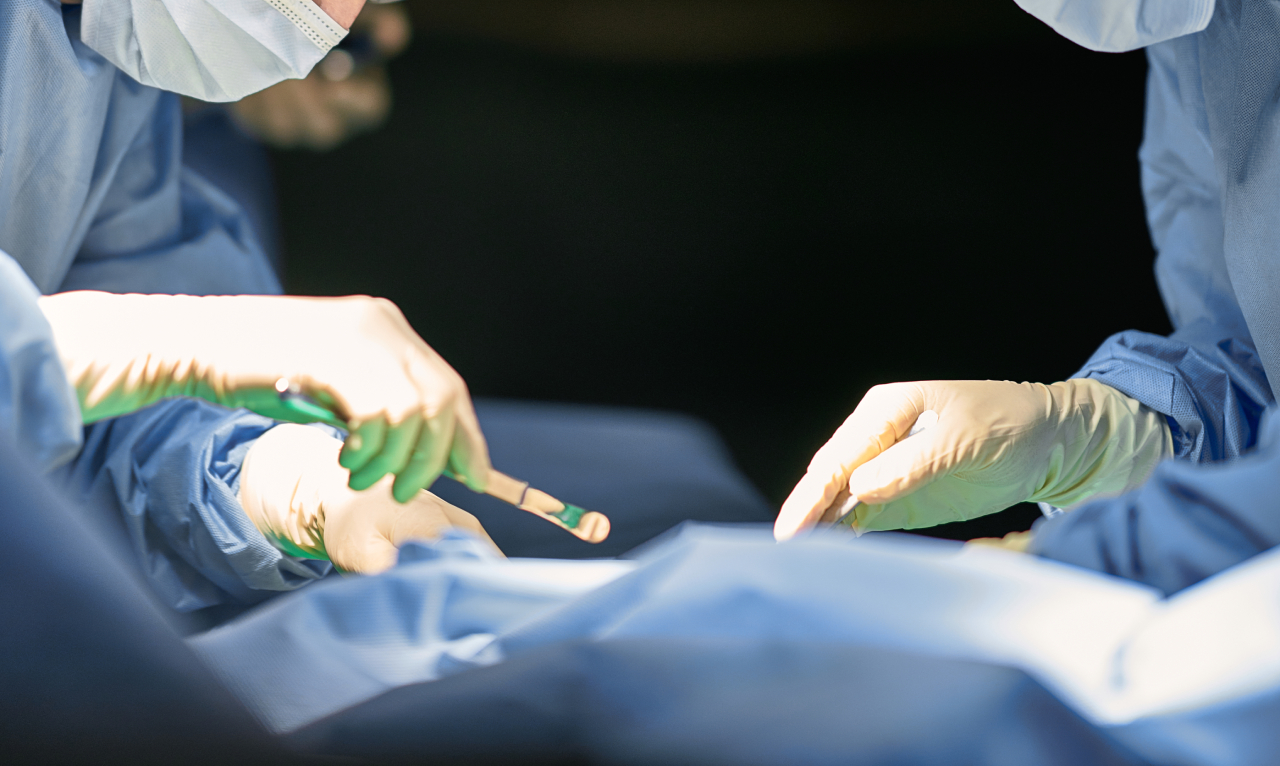 정부가 전공의 집단사직으로 인한 의료공백을 메우기 위해 PA 간호사 투입을 검토하겠다고 했지만 대부분 병원들은 현실적인 방안으로 보기 어렵다고 했다. 간호사들은 불법의료 신고센터를 설치하는 등 안전장치를 만들고 있다. (사진 출처: 게티이미지).