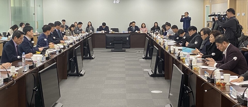 보건복지부는 22일 오후 건강보험정책심의위원회를 열어 '의사 집단행도ㅗㅇ 대비 비상진료 지원방안'을 보고했다.