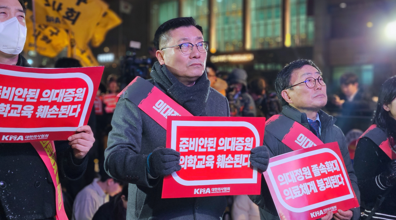 박명하 서울시의사회장(사진 가운데)은 의대 증원과 필수의료 패키지 저지를 위해 끝까지 투쟁하겠다고 했다(ⓒ청년의사).