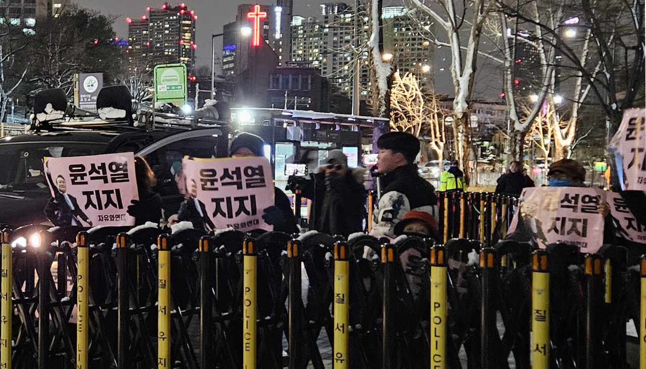 서울시의사회 궐기대회 맞은 편에서는 의대 정원 증원에 찬성하는 단체의 '맞불 집회'도 열렸다. 이들은 '윤석열 지지' 피켓을 들고 "의사들은 환자 곁으로 돌아가라"고 했다(ⓒ청년의사).
