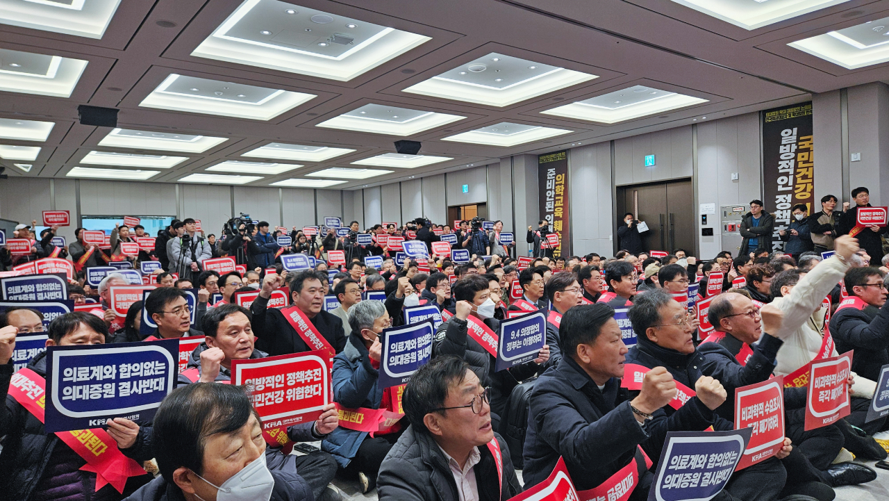 25일 대한의사협회 비상대책위원회가 개최한 의과대학 정원 증원 저지를 위한 전국 의사 대표자 확대회의에 200명이 넘는 대표자 회원이 모였다(ⓒ청년의사).