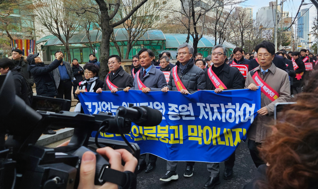 의료계 대표자 200여명은 25일 대한의사협회 비상대책위원회 의사 대표자 확대회의를 마치고 용산 대통령실 앞까지 가두행진을 진행했다(ⓒ청년의사).