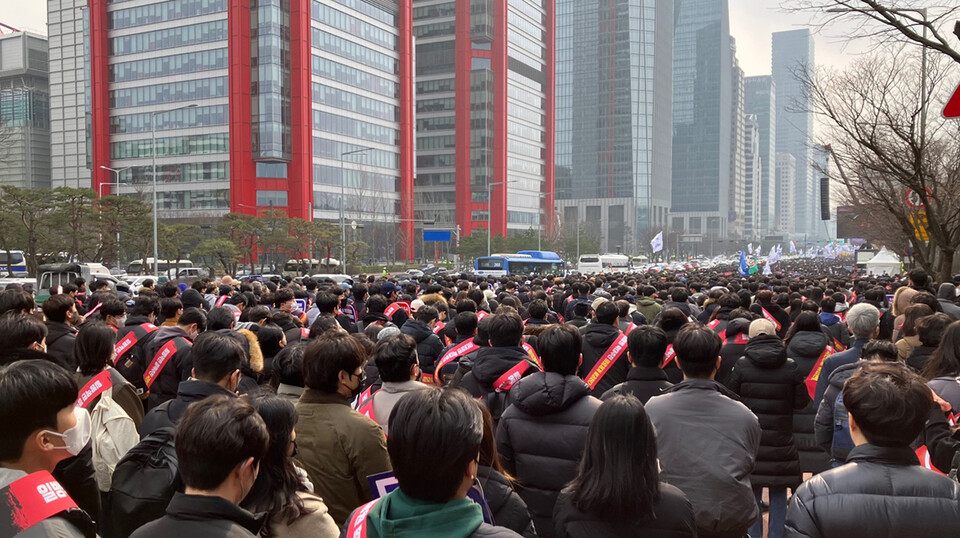 정부가 지난 3일 열린 대한의사협회 전국의사총궐기대회에 제약회사 직원이 동원됐다는 의혹을 철저히 규명하겠다고 밝혔다. 전국의사총궐기대회에 참석을 위해 전국에서 모여 든 의사들은 주최 측 추산 4만여명에 달했다(ⓒ청년의사). 