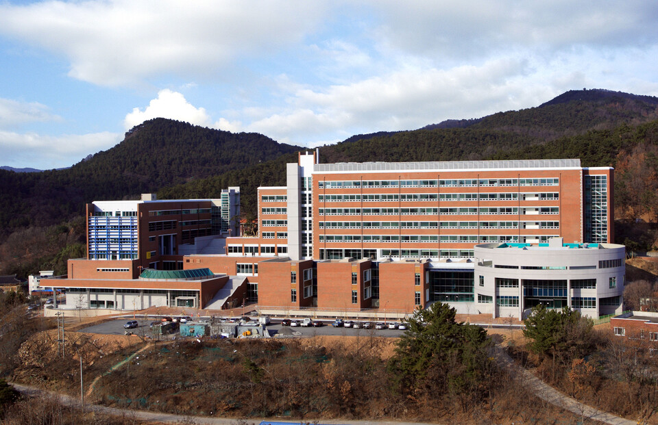 계명의대 교수 비상대책위원회는 12일 성명서를 통해 전공의와 의대생에게 피해가 발생할 경우 행동에 나서겠다고 밝혔다(사진출처: 계명의대 홈페이지).