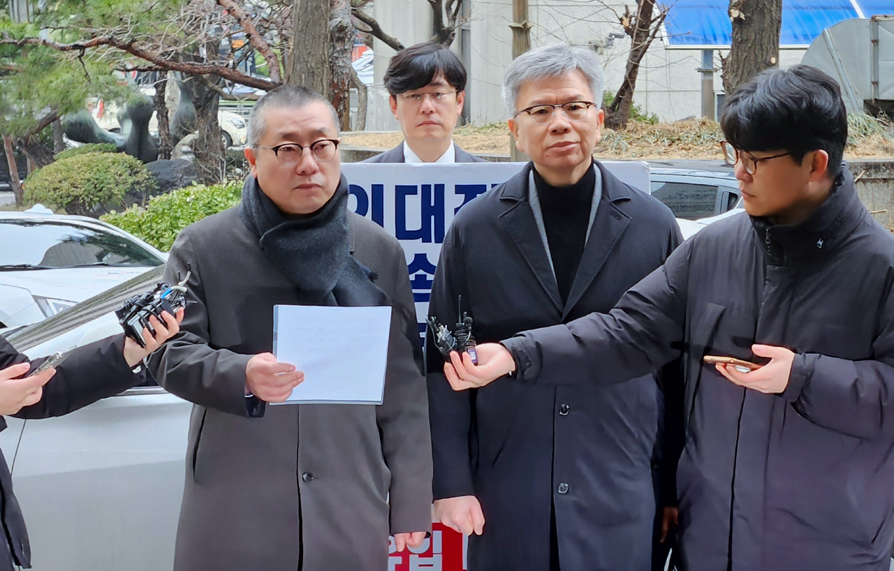 대한의사협회 김택우 비상대책위원장(사진 오른쪽)과 박명하 조직위원장(사진 왼쪽)은 12일 서울경찰청 출석에 앞서 정부에 의대 정원 증원 문제 해결을 촉구했다(ⓒ청년의사).