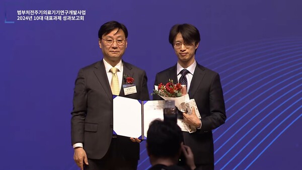 중앙대병원 외과 안종혁 교수(오른쪽)이 표창을 받고 있다.