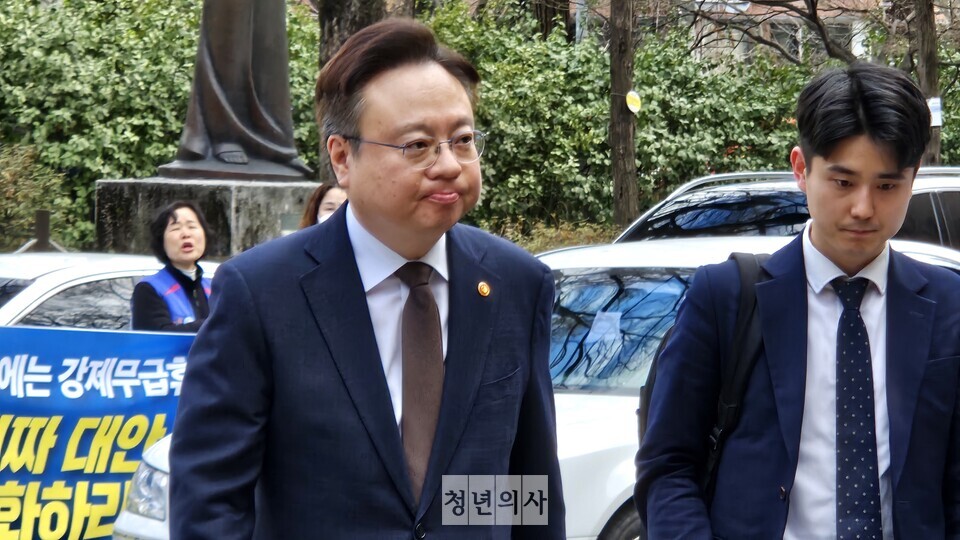 26일 서울의대에서 열린 간담회에는 보건복지부 조규홍 장관도 참석했다(ⓒ청년의사).