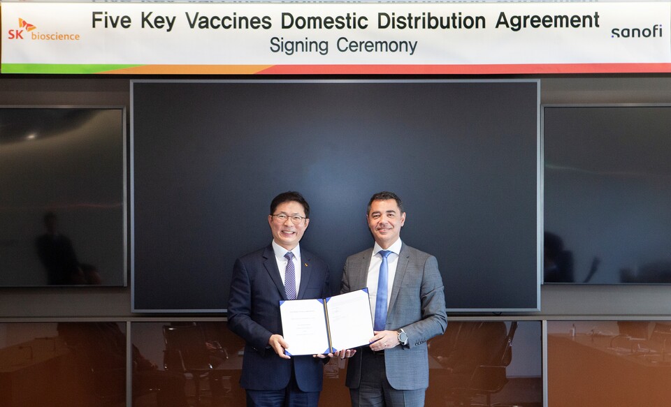 SK바이오사이언스와 사노피 코리아가 주요 5종 백신에 대한 유통 계약을 체결했다. SK바이오사이언스 안재용 대표(왼쪽)와 사노피 백신사업부 파스칼 로빈(Pascal Robin) 대표(오른쪽).