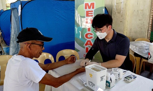 씨젠의료재단이 필리핀 카비테주 지역에서 의료봉사를 하고 있는 모습 (사진제공: 씨젠의료재단)