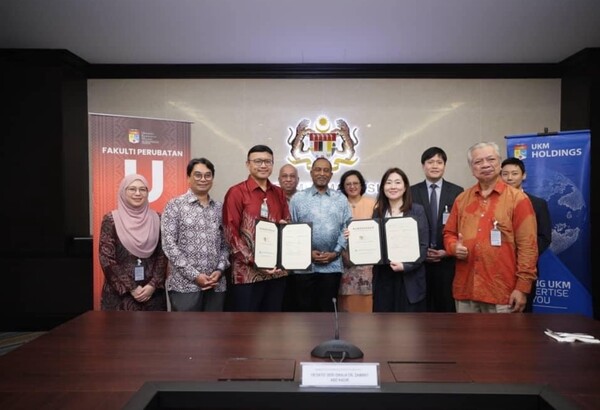 말레이시아 국회의사당(Parlimen Malaysia)에서UKM 부총장 모하맛 에흐완 토리만(Dr. Mohd Ekhwan Hj Toriman) 교수와 제일약품 글로벌사업본부장 김수미 상무가 협약서에 서명했다. (사진제공: 제일약품)
