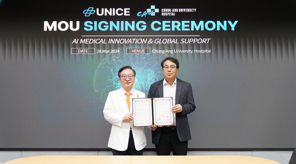 중앙대병원-유니스랩 협약식 사진, 왼쪽부터 권정택 중앙대병원장, 유니스랩 유용환 대표 (사진제공: 중앙대병원)