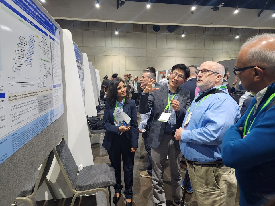  프레스티지바이오파마IDC 박윤용 수석연구원(우측에서 세 번째)이 현지 관계자들에게 'PBP1510' 1/2a상 프로토콜에 대한 내용을 소개하고 있다.