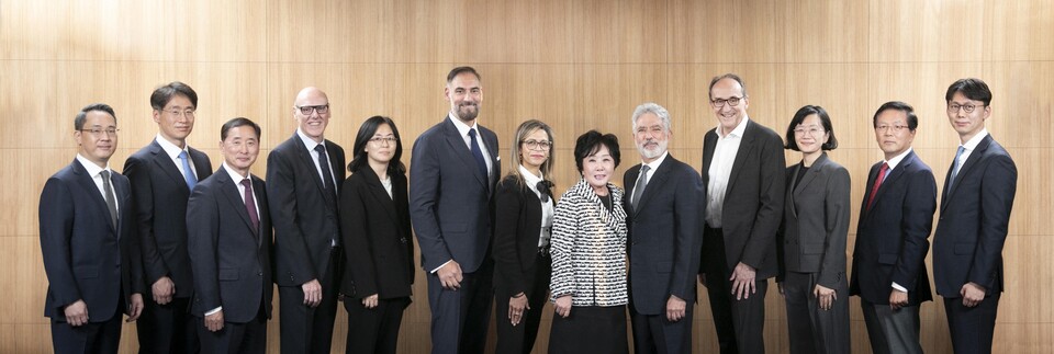 지난 11일 인터컨티넨탈 서울 코엑스에서 진행된 파트너사 석찬 간담회에 참석한 장-크리스토프 텔리에르 회장과 주요 파트너사 임원진이 기념 사진을 촬영하고 있다. (왼쪽부터) 제일약품 한상철 사장, 삼성바이오로직스 서상원 상무, SK케미칼 김윤호 파마사업 대표, UCB제약 고블렛 프레드릭 비즈니스 인에이블러 총괄, SK케미칼 문정현 라이프사이언스사업 부사장, UCB제약 레오니다스 이소폴로스 유럽 및 국제 EB사업부 총괄, UCB제약 바이람 로라 국제 면역사업부 마케팅 총괄, 지오영 조선혜 대표이사 회장, 프랑수아 봉탕 주한 벨기에 대사, UCB제약 장-크리스토프 텔리에르 회장, 한국유씨비제약 황수진 대표, 지오영 유광열 그룹총괄사장, 한국유씨비제약 손인호 EB사업부 총괄.