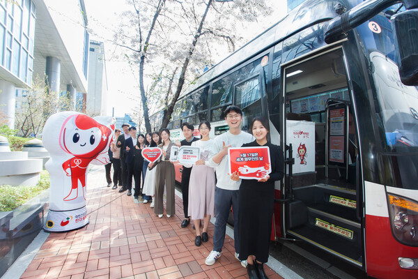 SK플라즈마 구성원이 세계 혈우인의 날을 맞이해 혈우인을 응원하는 팻말을 들고 헌혈 캠페인을 진행하고 있다. (사진제공: SK플라즈마)