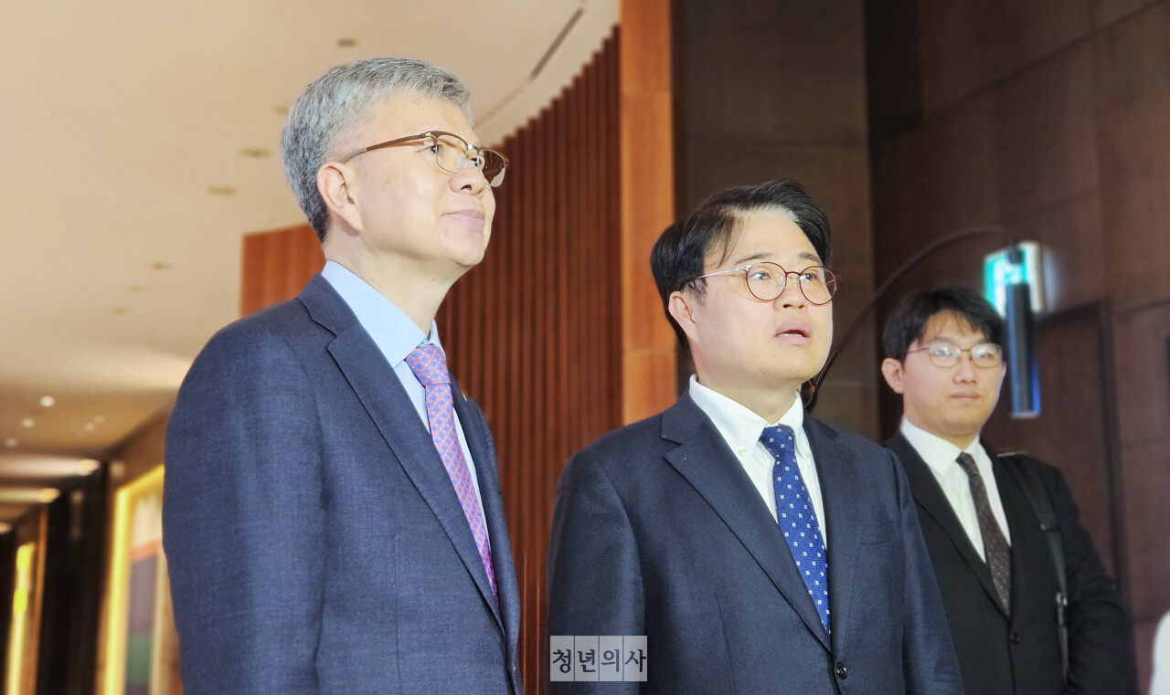 대한의사협회 임현택 당선인(사진 오른쪽)과 김택우 비상대책위원장(왼쪽)은 대통령 직속 의료개혁특별위원회에 참여해도 '거수기' 역할에 그칠 거라고 봤다(ⓒ청년의사).