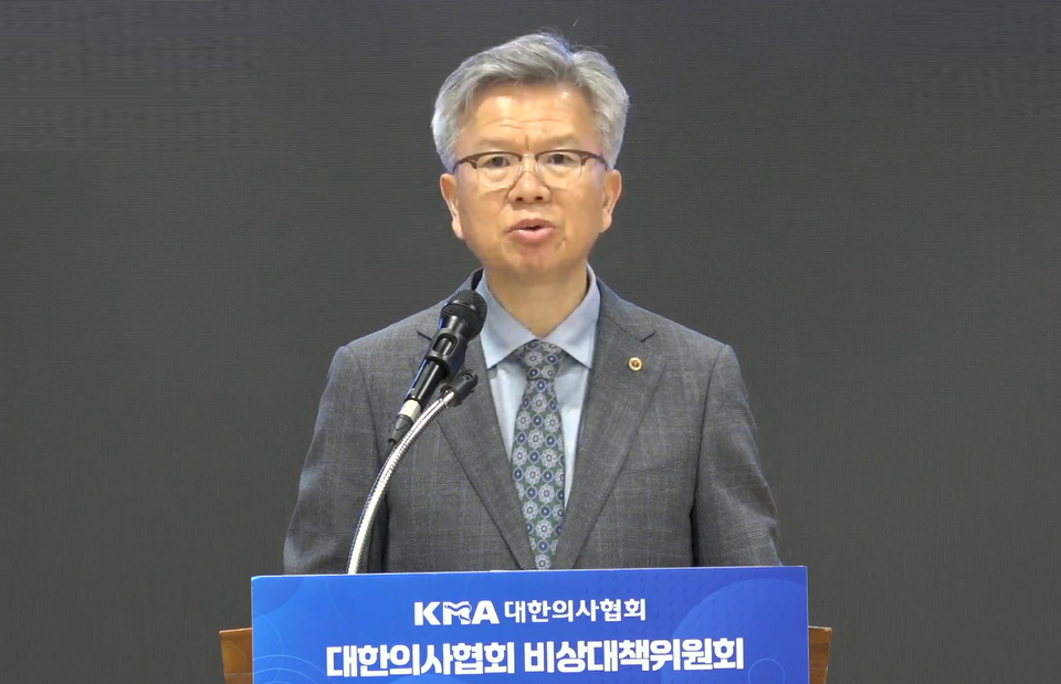 대한의사협회 김택우 비상대책위원장은 24일 용산구 회관에서 브리핑을 갖고 정부가 대화를 원하면 전공의 행정명령 취하, 의대 증원 중단이라는 최소한의 성의를 보여줘야 한다고 했다.