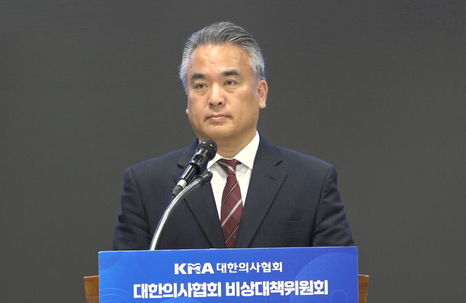 대한의사협회 비상대책위원회 김성근 언론홍보위원장은 24일 브리핑에서 교수 사직 행렬이 의료체계에 가져올 파장을 경고했다.