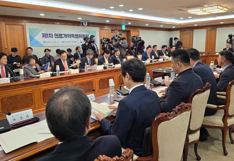 대통령 직속 의료개혁특별위원회는 25일 서울정부청사에서 첫 회의를 개최했다. 