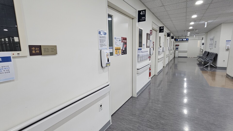 서울대병원 외과 외래진료실 앞에는 환자들이 한명도 없다(ⓒ청년의사).