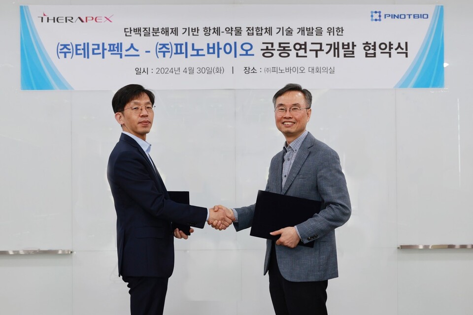 테라펙스 이구 대표(오른쪽)와 피노바이오 정두영 대표(왼쪽)가 지난 4월 30일 경기 수원시 피노바이오 본사에서 '단백질분해제 기반 항체-약물 접합체 기술 개발을 위한 공동연구개발 협약'을 체결한 뒤 악수를 나누고 있다.