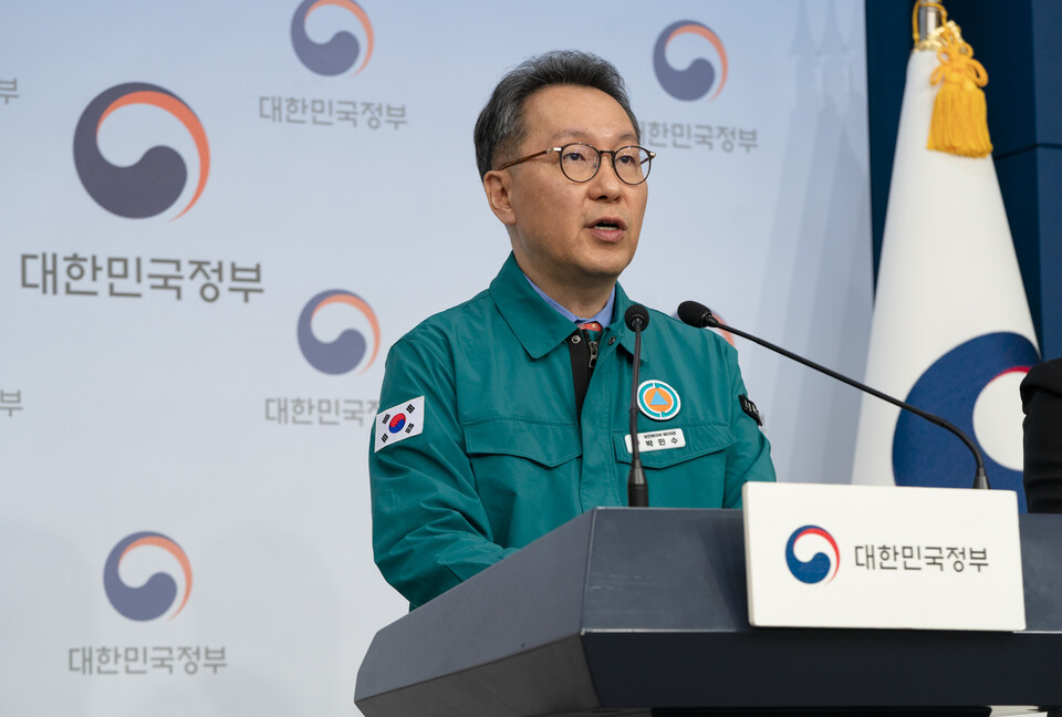 보건복지부 박민수 제2차관은 10일 오전 열린 '의사 집단행동 중앙재난안전대책본부' 정례 브리핑에서 외국 의사에게 국내 진료를 맡기는 것보다 전공의가 부족해 국민들이 의료 이용을 하지 못하는 것이 더 큰 위험이라고 밝혔다(사진 제공 : 보건복지부).