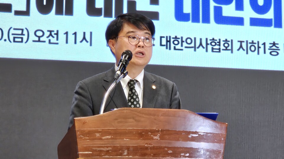 대한의사협회 임현택 회장이 10일 기자회견을 열고 윤석열 대통령에게 양측 조건을 철회하고 허심탄회하게 대화에 나서자고 했다(ⓒ청년의사).