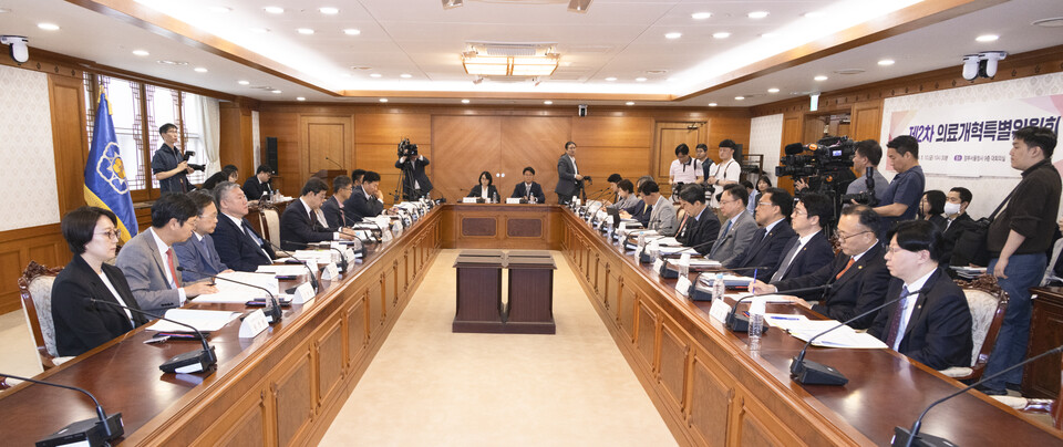 정부는 10일 오전 '제2차 의료개혁특별위원회'를 개최해 향후 논의 방향을 확정했다(사진 제공 : 보건복지부).