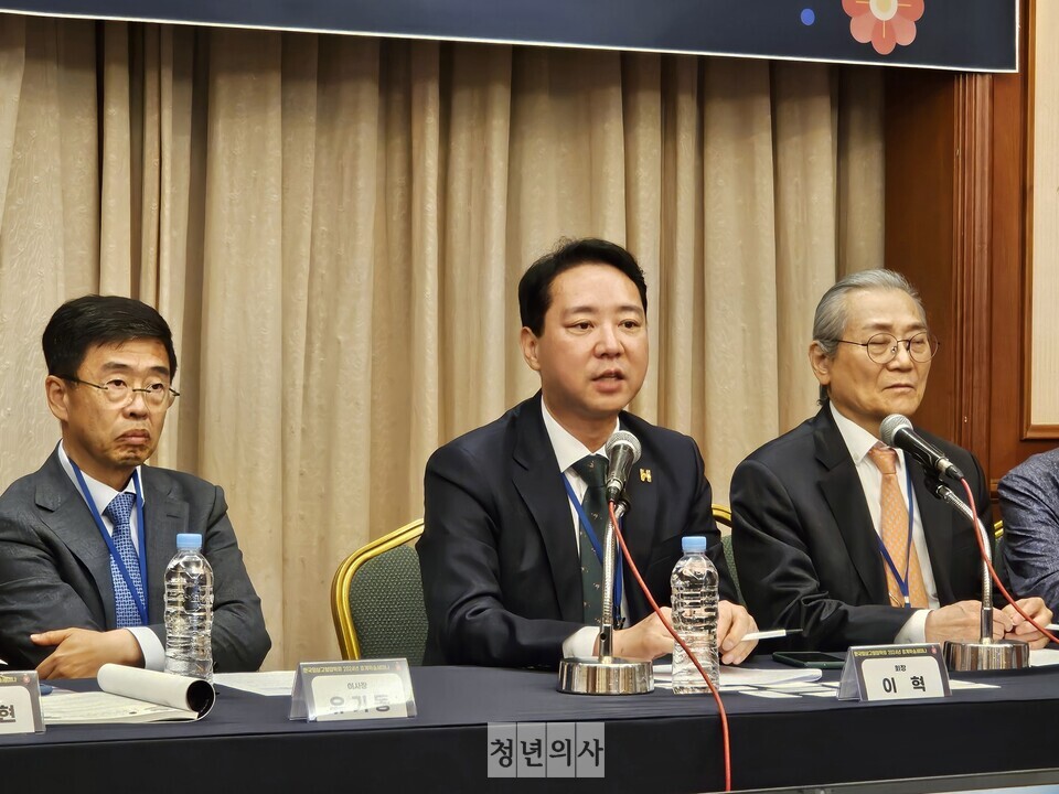 지난 12일 서울 서대문구 스위스 그랜드 호텔에서 열린 한국임상고혈압학회 2024 춘계학술세미나에서 이혁 신임 회장(가운데)이 발언하고 있다. 