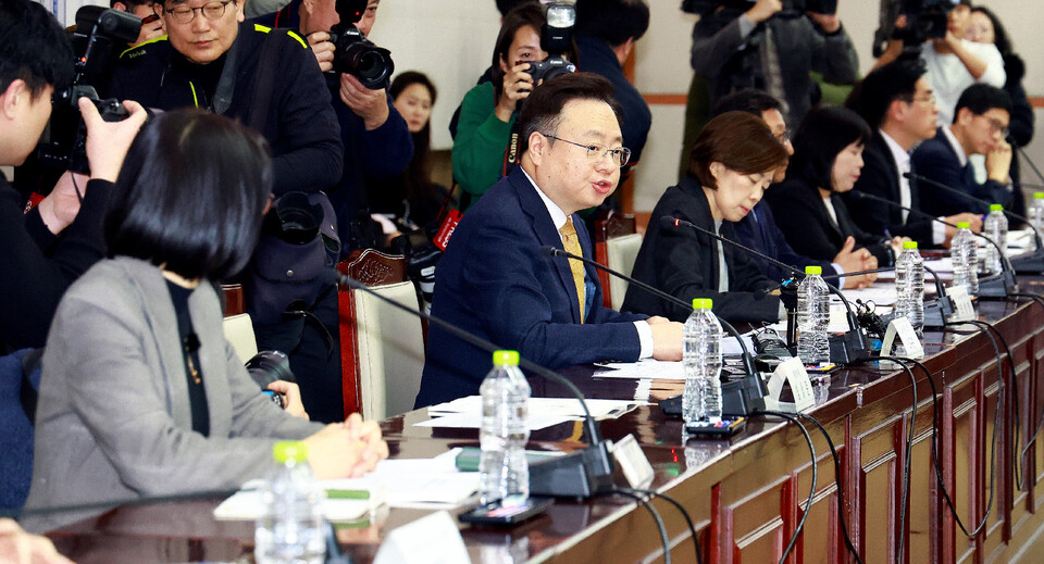 보건복지부는 6일 오후 보건의료정책심의위원회 논의 후 의대 정원 2,000명 확대를 발표했다(사진 제공 : 복지부).