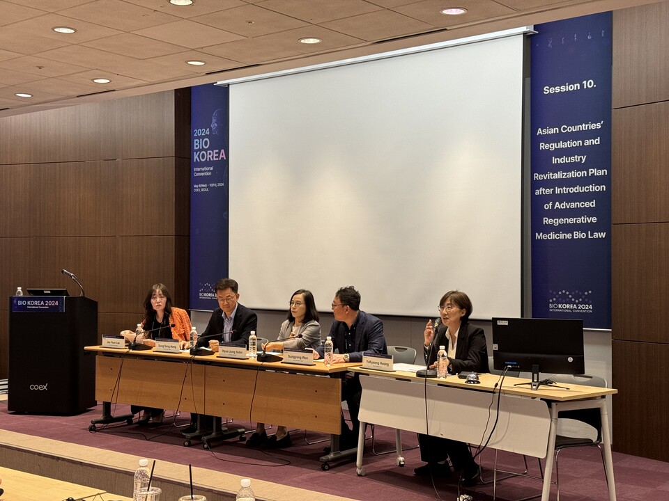 (왼쪽부터) 엑셀세라퓨틱스 이주연 연구소장, 이엔셀 홍성상 상무, 바이젠셀 손현정 임상개발본부장, 지씨셀 원성용 연구소장, YUYA바이오컨설팅 황유경 대표(지씨셀 제공).