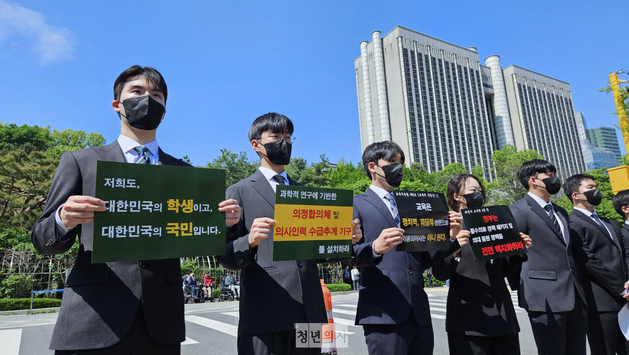 법원이 의대생과 전공의, 교수 등이 제기한 의대 정원 증원 집행정지 신청 인용 여부를 16일 오후 가리기로 했다.